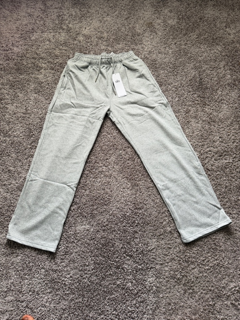 Alo Yoga Sweatpants – Grey
Size Large